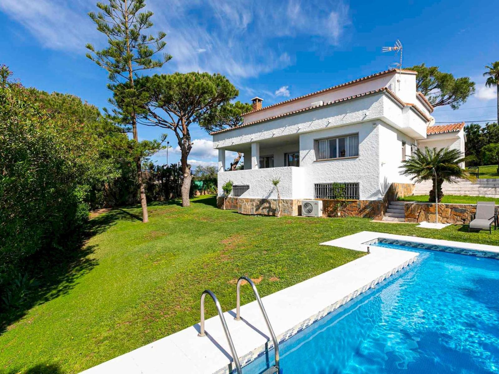 Pass The Keys With Garden And Private Swimming Pool Holiday home