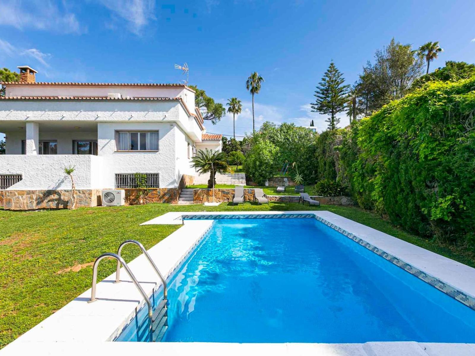 Pass The Keys With Garden And Private Swimming Pool Holiday home *