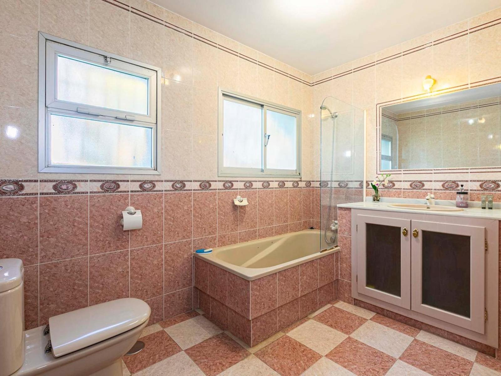 Holiday home Pass The Keys With Garden And Private Swimming Pool