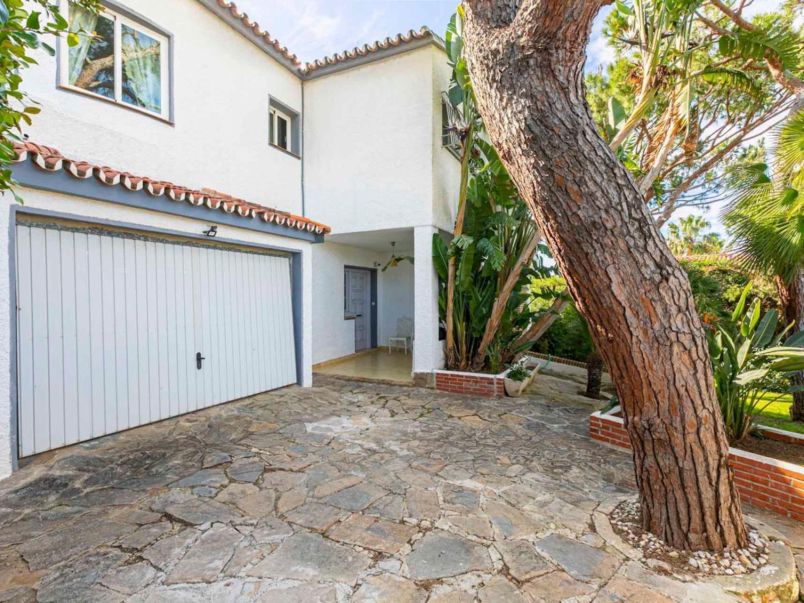 Pass The Keys With Garden And Private Swimming Pool