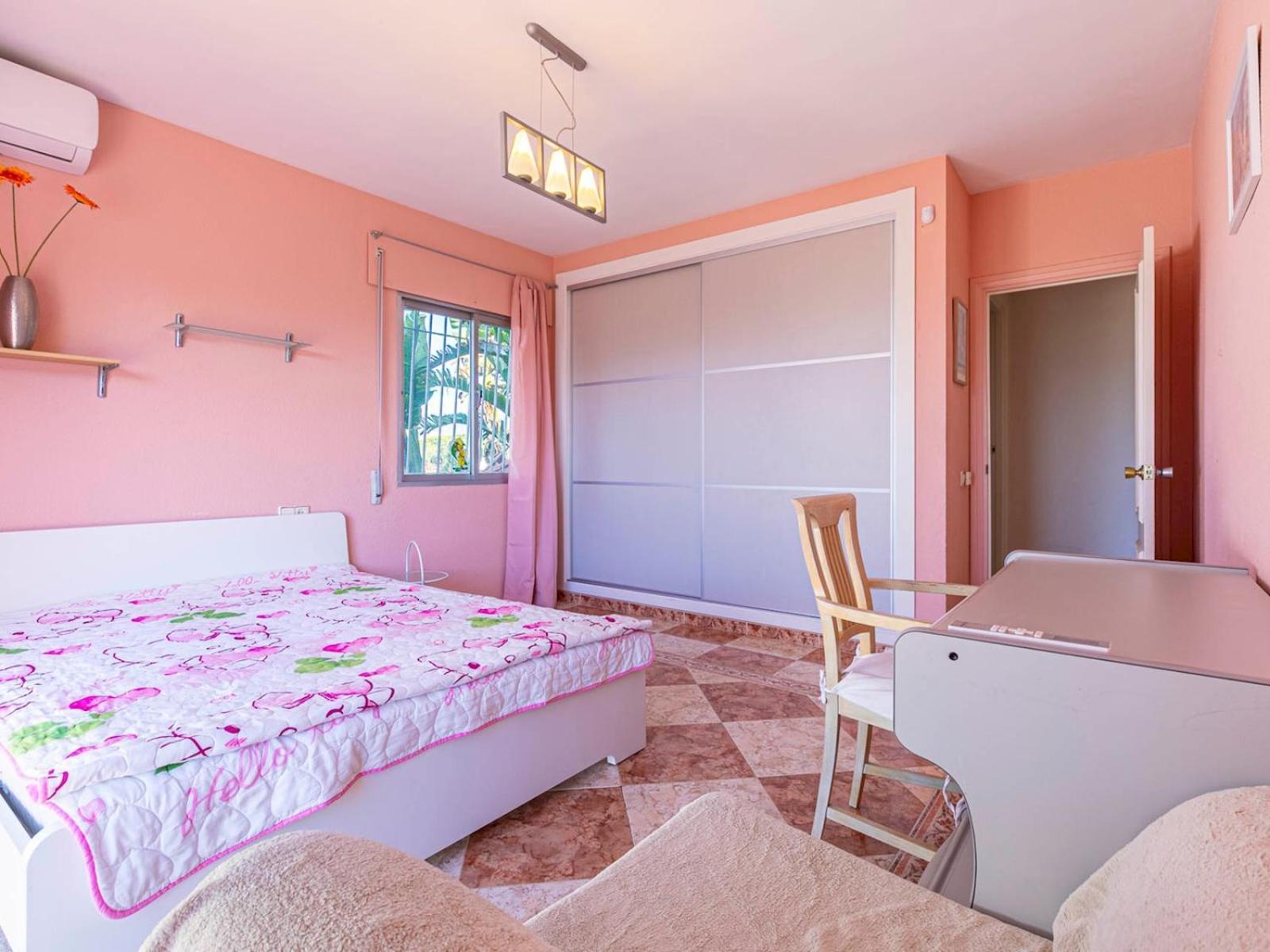Pass The Keys With Garden And Private Swimming Pool Holiday home