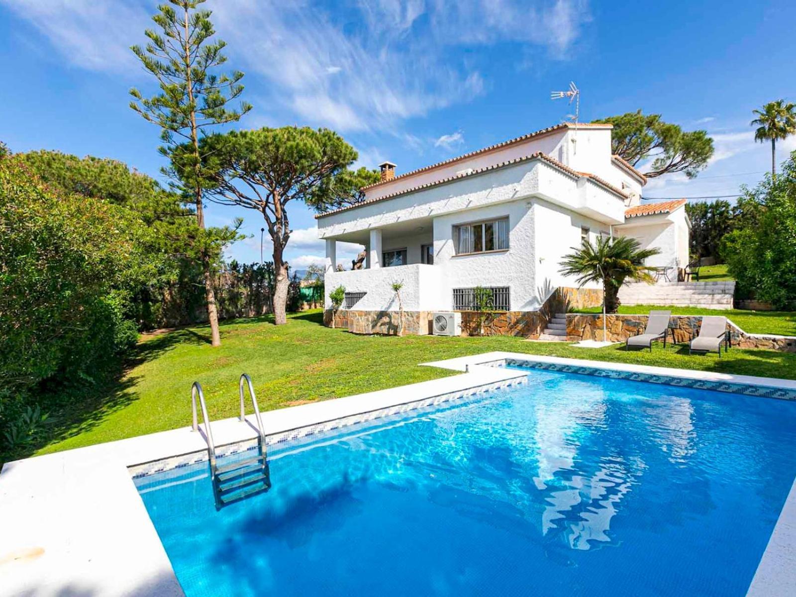 Pass The Keys With Garden And Private Swimming Pool *